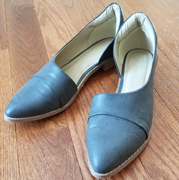 Journee Collection
Laken Flat Shoe - Picture 1 of 4